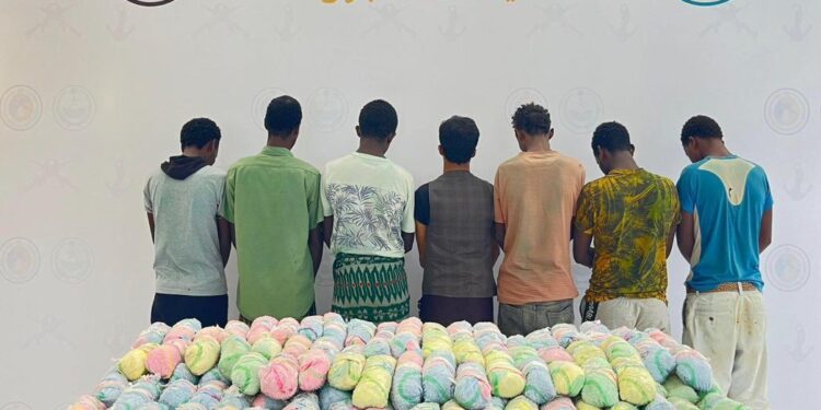 حرس الحدود بمنطقة جازان يقبض على 7 مخالفين لنظام أمن الحدود لتهريبهم 126 كيلوجرامًا من نبات القات المخدر