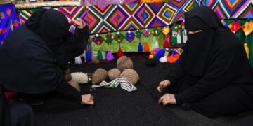 حرفيات بيوت الشعر.. أنامل الزمن تحيك ملاذ الشتاء