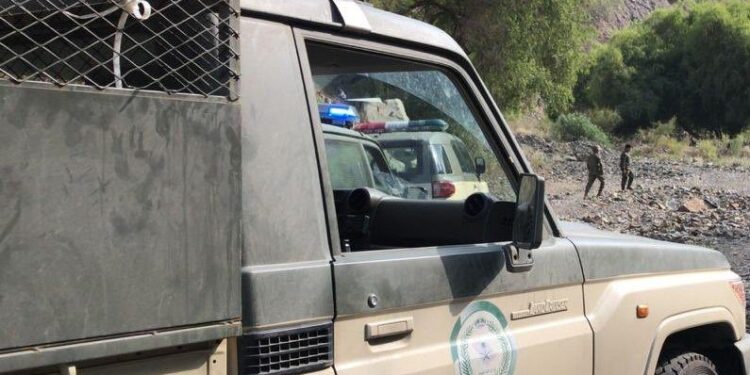 دوريات الأفواج الأمنية بمنطقة عسير تقبض على مخالف لنظام أمن الحدود لتهريبه نبات القات المخدر