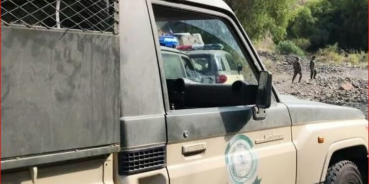 دوريات المجاهدين بجازان تقبض على مواطن لنقله 8 مخالفين لنظام أمن الحدود