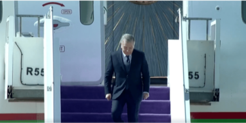 رئيس أوزبكستان يصل إلى الرياض للمشاركة في القمة العربية الإسلامية