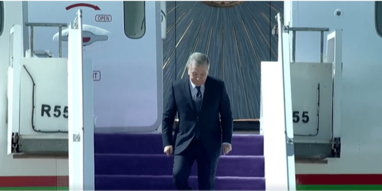 رئيس أوزبكستان يصل إلى الرياض للمشاركة في القمة العربية الإسلامية