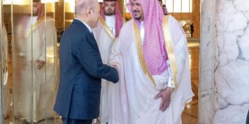 رئيس مجلس القيادة الرئاسي اليمني يصل الرياض للمشاركة في القمة العربية والإسلامية