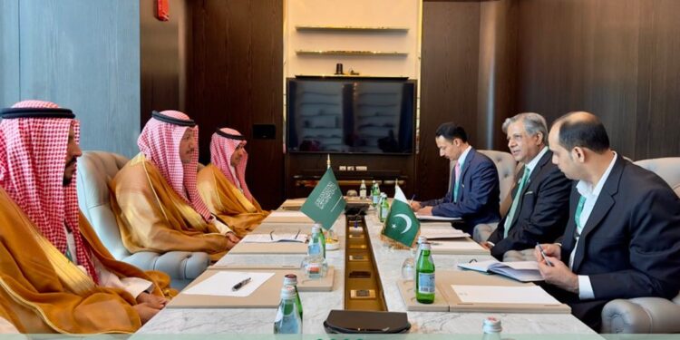 رئيس «نزاهة» يلتقي وزير العدل الباكستاني لبحث تعزيز التعاون في مكافحة الفساد