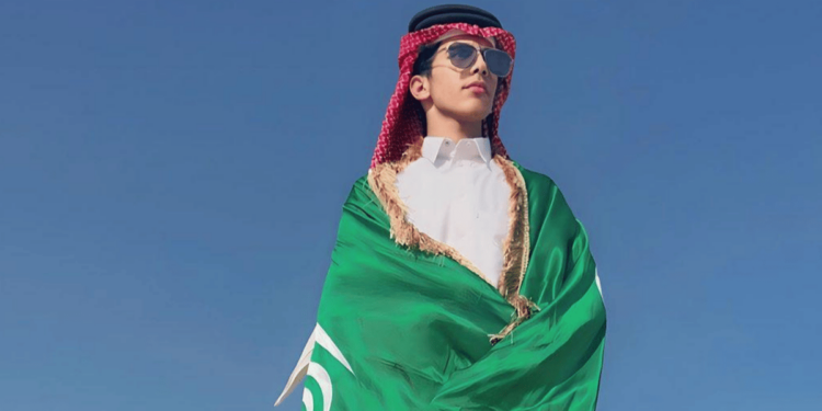«سلطان المطيري».. مؤثّر سعودي يروّج للسياحة في المملكة بطريقة مبتكرة