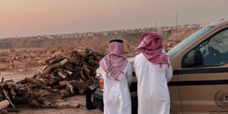 ضبط مواطنين مخالفين لنظام البيئة لتخزينهما حطبًا محليًا في الرياض