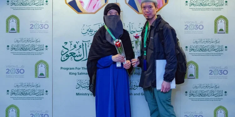 “عبدالكريم من اليابان” ضمن برنامج ضيوف خادم الحرمين يلفت الأنظار بموقفه المميز بمطار الأمير محمد بن عبدالعزيز