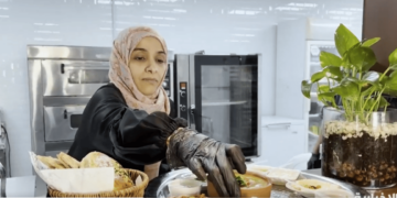 عبير المصري.. مواطنة أحيت إبداع جدها بصناعة الخبز في المدينة المنورة