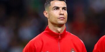 لاعب بولندا يرد على انتقادات صورته مع رونالدو