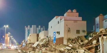 لتسهيل الحركة المرورية.. أمانة جدة تزيل تعديات لمحلات تجارية في شارع فلسطين