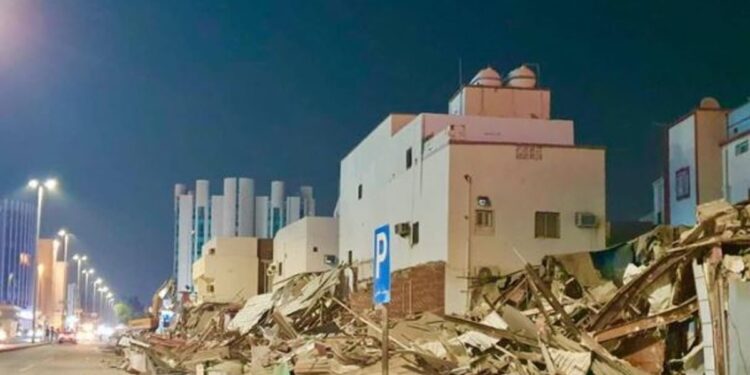 لتسهيل الحركة المرورية.. أمانة جدة تزيل تعديات لمحلات تجارية في شارع فلسطين