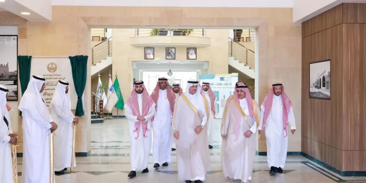 محافظ الأحساء يبحث مع وزير التعليم خطط ومشاريع تطوير التعليم في المحافظة