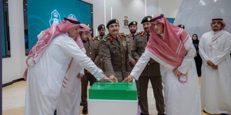 مدير الأمن العام يدشن خدمة محفظة لوحات المركبات الرقمية