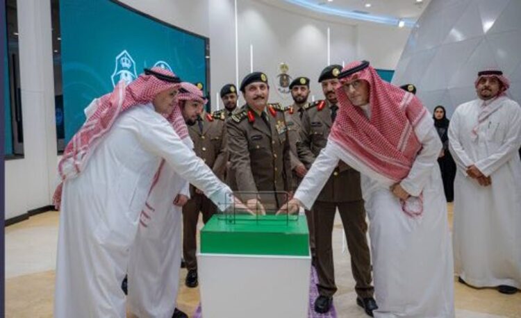 مدير الأمن العام يدشن خدمة محفظة لوحات المركبات الرقمية