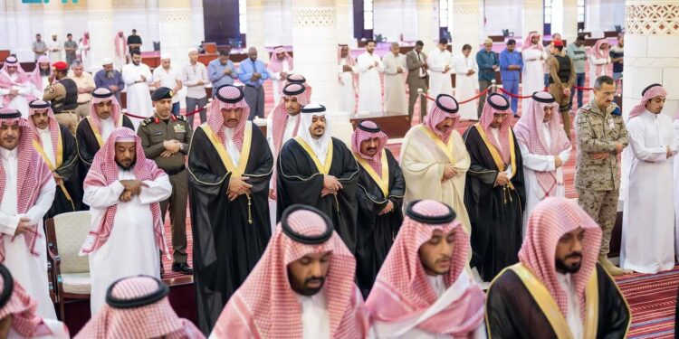 نائب أمير منطقة الرياض يؤدي صلاة الميت على والدة صاحبة السمو الأميرة مضاوي بنت تركي بن سعود الكبير