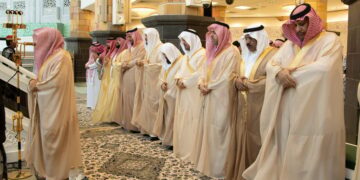 نائب أمير منطقة مكة المكرمة يؤدي صلاة الاستسقاء بالمسجد الحرام