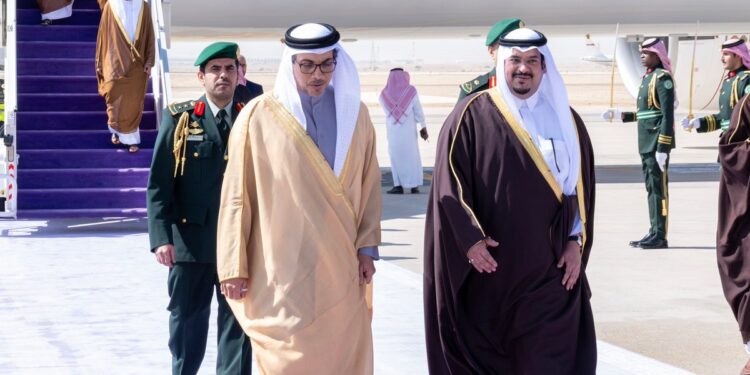 نائب رئيس الإمارات يصل إلى الرياض للمشاركة بالقمة العربية والإسلامية