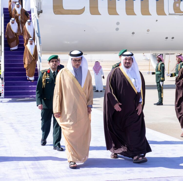 نائب رئيس الإمارات يصل إلى الرياض للمشاركة بالقمة العربية والإسلامية