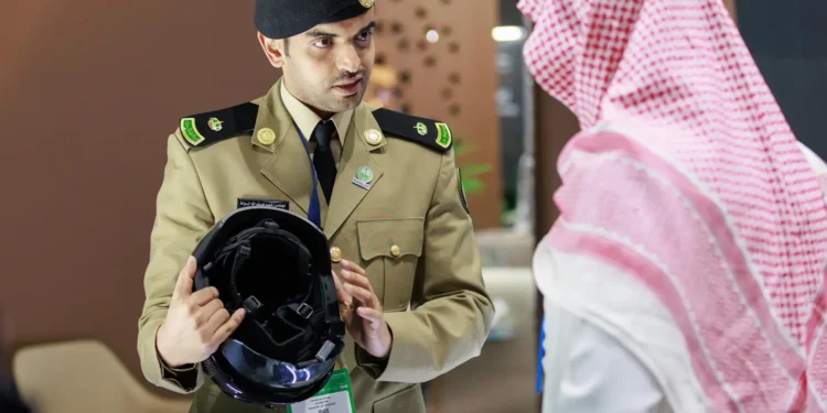وزارة الداخلية تستعرض خوذة ذكية لتعزيز أمن المنشآت الحيوية في معرض سيتي سكيب العالمي 2024