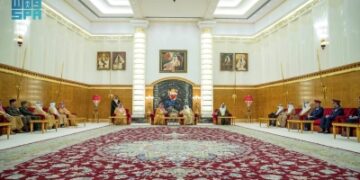 وزير الداخلية يستعرض التعاون الأمني مع ملك البحرين