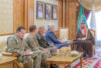 وزير الدفاع يستعرض العلاقات الثنائية مع حاكم ولاية إنديانا الأمريكية