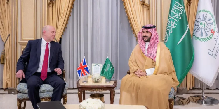 وزير الدفاع يستقبل وزير الدفاع البريطاني