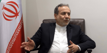 وزير خارجية إيران يحذر من انتشار الحرب خارج الشرق الأوسط.