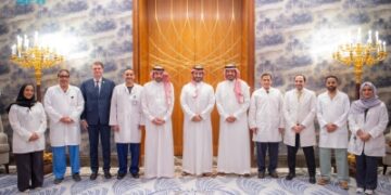 ولي العهد يستقبل فريقاً طبياً أجرى أول زراعة قلب بالروبوت بالعالم