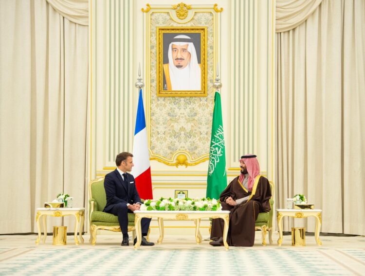 بالصور.. ولي العهد والرئيس ماكرون يعقدان لقاءً موسعًا