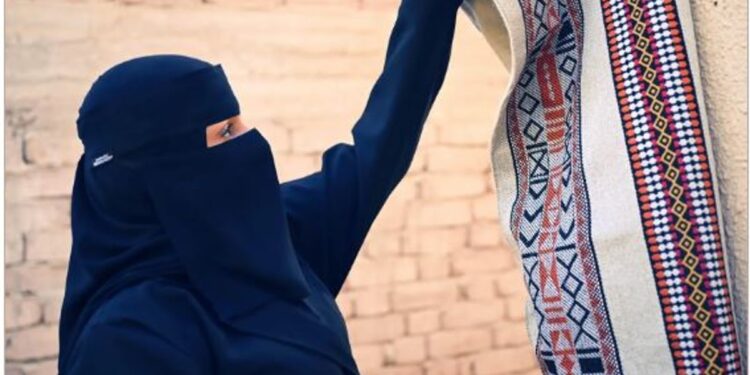 فتاة سعودية تحول معالم وتراث العُلا لتصاميم مبتكرة