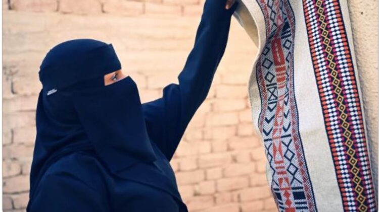 فتاة سعودية تحول معالم وتراث العُلا لتصاميم مبتكرة