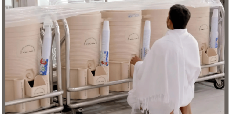 أكثر من 16 ألف حافظة زمزم توفرها «العناية بالحرمين» لقاصدي المسجد الحرام