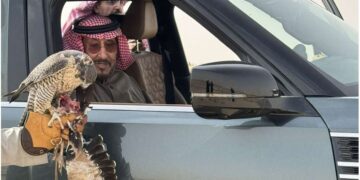 بالصور.. أمير القصيم رفقة والده وابنه في رحلة المقناص