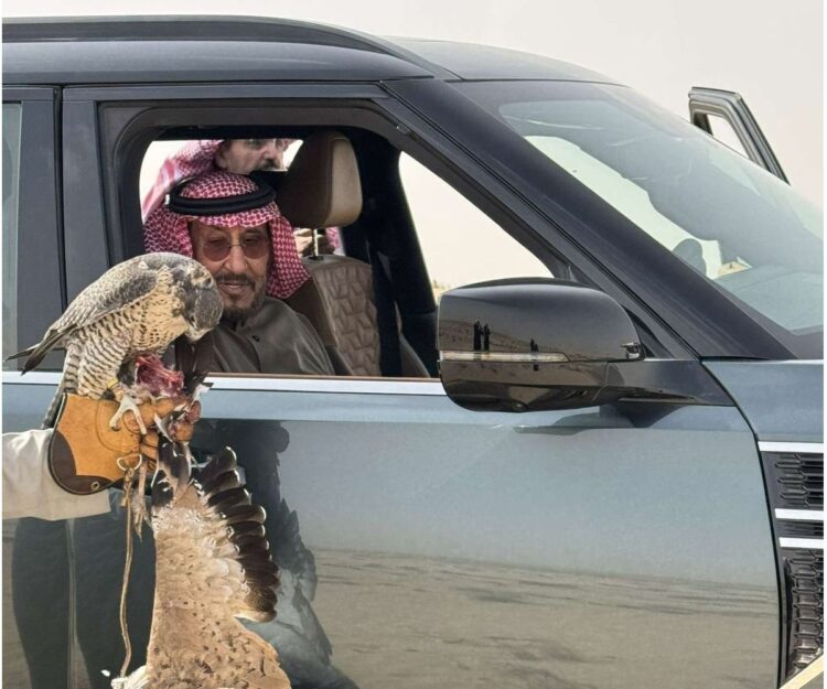 بالصور.. أمير القصيم رفقة والده وابنه في رحلة المقناص
