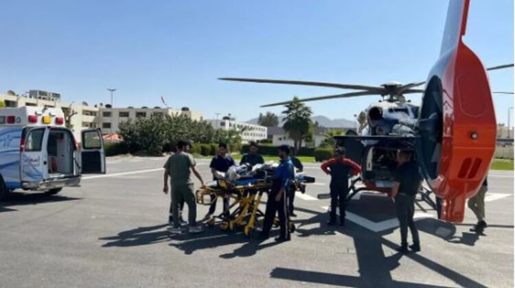 الإسعاف الجوي بالهلال الأحمر بنجران ينقل مصابًا في حادث انقلاب بمركز سلطانة
