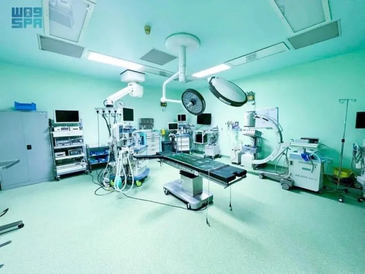 تدخل جراحي عاجل ينقذ مريضًا من شلل دائم في عنيزة
