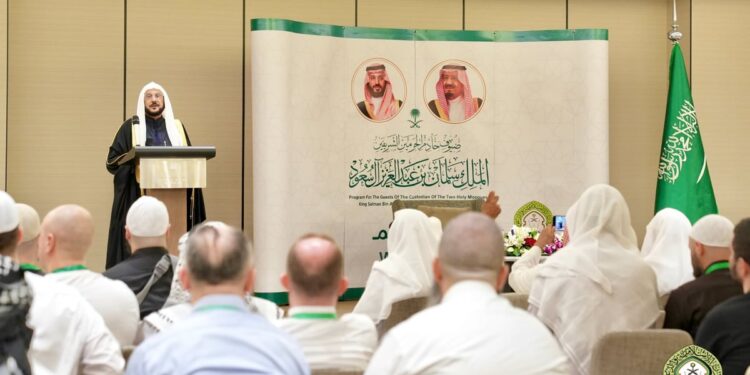 وزير الشؤون الإسلامية لضيوف «خادم الحرمين»: المملكة تواصل نشر قيم الإسلام السمحة