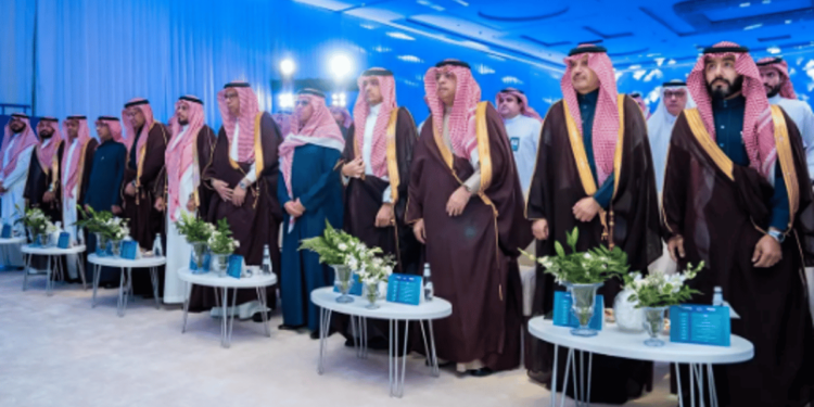 "الطيران المدني" و"مطارات القابضة" يكرّمان المشاركين في خدمة "مسافر بلا حقيبة"