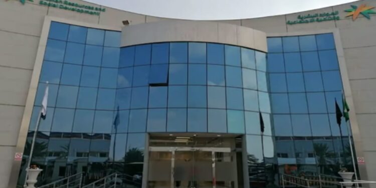 "الموارد البشرية" تعلن بدء تطبيق المرحلة الثالثة من توثيق عقود توطين التشغيل والصيانة إلكترونيًّا
