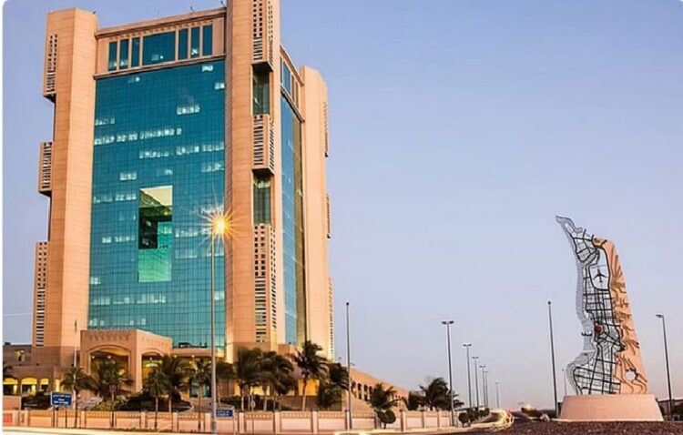 أمانة جدة تضبط مصنعًا غير نظامي وتصادر أكثر من 18 طنًا من منتجات التبغ المخالفة