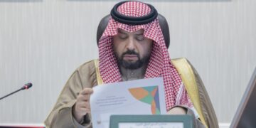 أمير الحدود الشمالية يرأس اجتماع لجنة التوطين العليا بالمنطقة