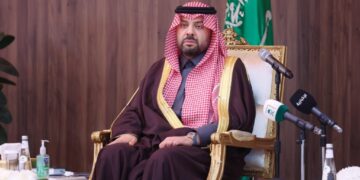 أمير الحدود الشمالية يستقبل أهالي محافظة العويقيلة ويُدشّن مشروعات تنموية بقيمة 157 مليون ريال