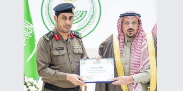أمير القصيم يكرّم عددًا من رجال الأمن المتميزين