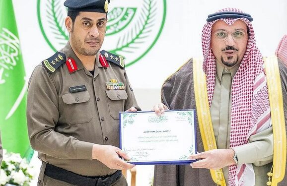 أمير القصيم يكرّم عددًا من رجال الأمن المتميزين في شرطة محافظة النبهانية