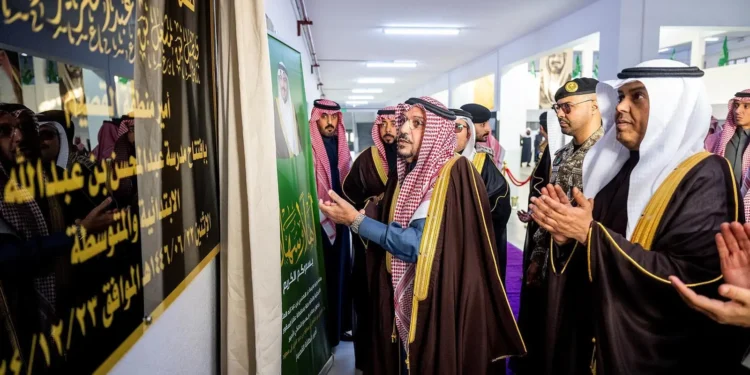 أمير منطقة القصيم يدشن مجمع عبدالمحسن العثيم بعقلة الصقور بتكلفة إجمالية بلغت 7.5 ملايين