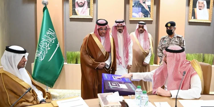 أمير منطقة جازان يُدشِّن ويضع حجر الأساس لمشروعات تنموية بأكثر من 12,6 مليار ريال