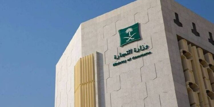 “التجارة” تضبط مستودعًا استغلته عمالة مخالفة للغش في المواد الغذائية