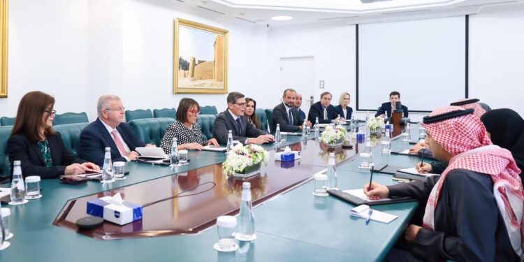 الجبير يلتقي وفدًا أمريكيًا من معهد الشرق الأوسط