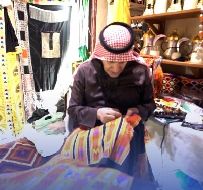 'الحارثي' .. عشق التراث فحوّله إلى مهنة