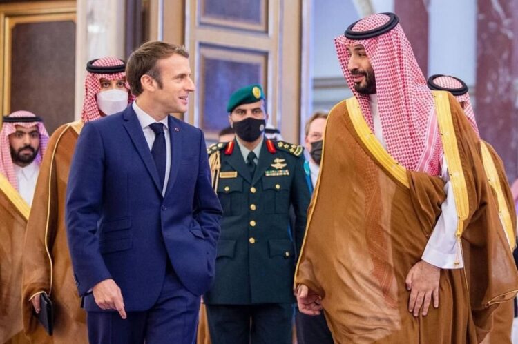 الرئيس الفرنسي يصل المملكة في «زيارة دولة»